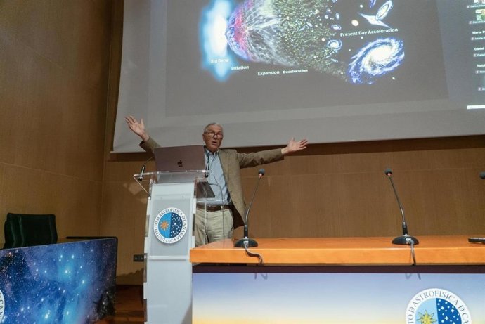 El director ejecutivo del Observatorio Internacional del Telescopio de Treinta Metros, Robert P.Kirshner, protagoniza un coloquio en la sede del IAC
