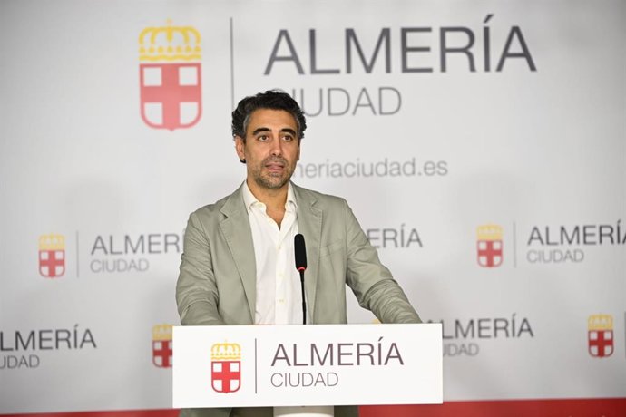 El concejal de Turismo, Comunicaciones y Promoción de la Ciudad, Joaquín Pérez de la Blanca, durante la presentación del programa de visitas guiadas por el Día Mundial del Turismo.