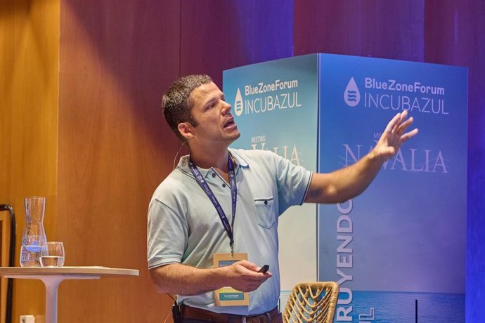 El explorador español Nacho Dean este jueves durante su ponencia en el Blue Zone Forum 2025 de Cádiz
