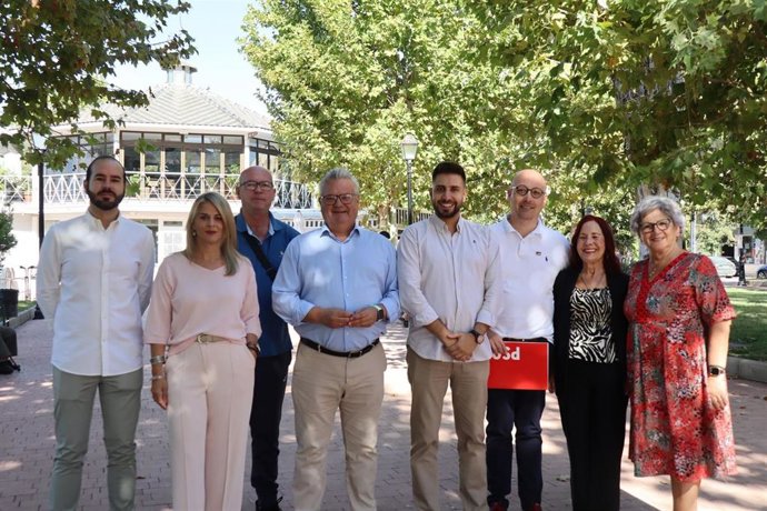 Esteban Morales y Víctor Pedregosa (centro), junto a cargos del PSOE en Peñarroya-Pueblonuevo.