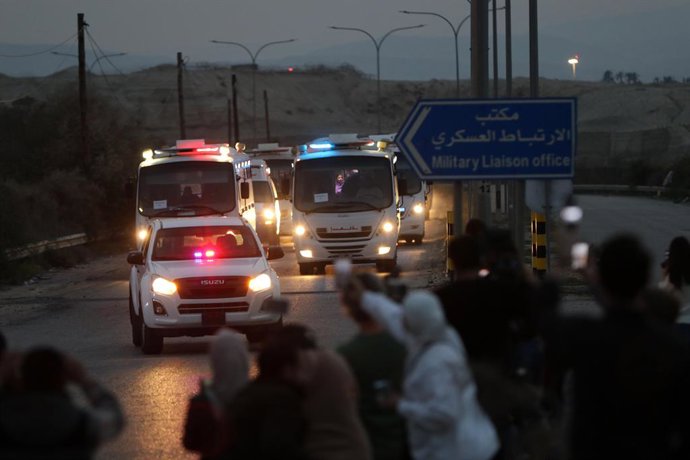 Archivo - KING HUSSEIN BRIDGE (JORDÂNIA), 4 de março de 2025 -- Ambulâncias transportando crianças de Gaza e suas famílias chegam ao posto de fronteira King Hussein Bridge, na Jordânia, em 4 de março de 2025. Um total de 29 crianças de Gaza, juntamente co