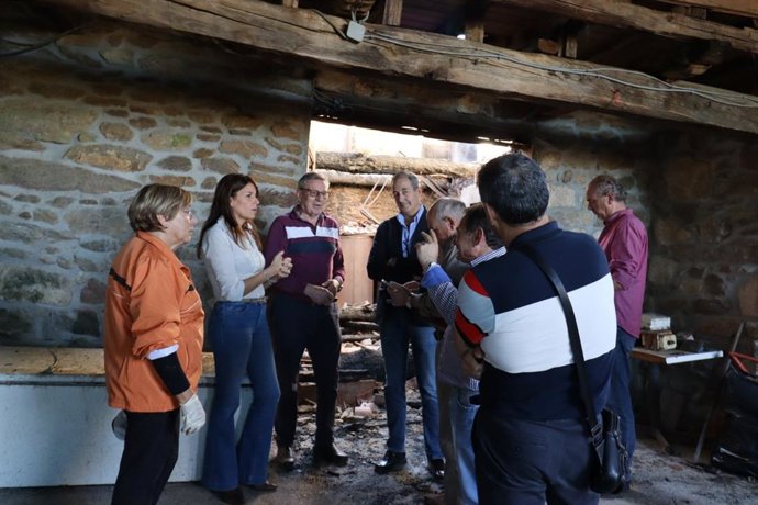 La conselleira de Vivenda e Planificación das Infraestruturas, María Martínez Allegue, visita viviendas afectadas por los incendios en en núcleo de Budián, en Pantón (Lugo)