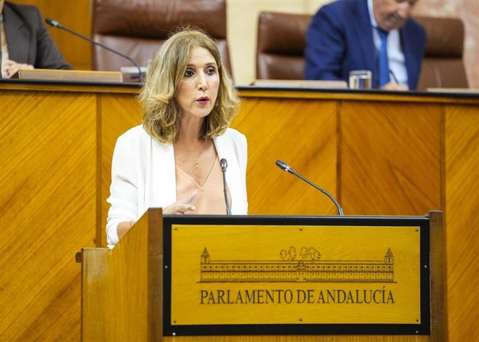 La parlamentaria del Grupo Popular Julia Ibáñez, este jueves en la defensa de la PNL en el Pleno.