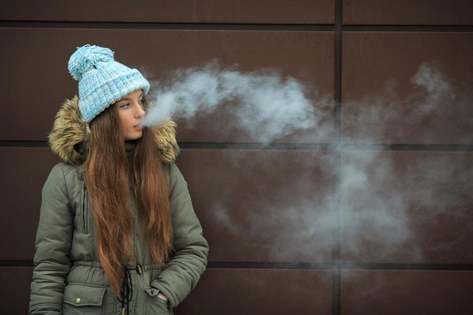 Archivo - Imagen de recurso de una chica vapeando.