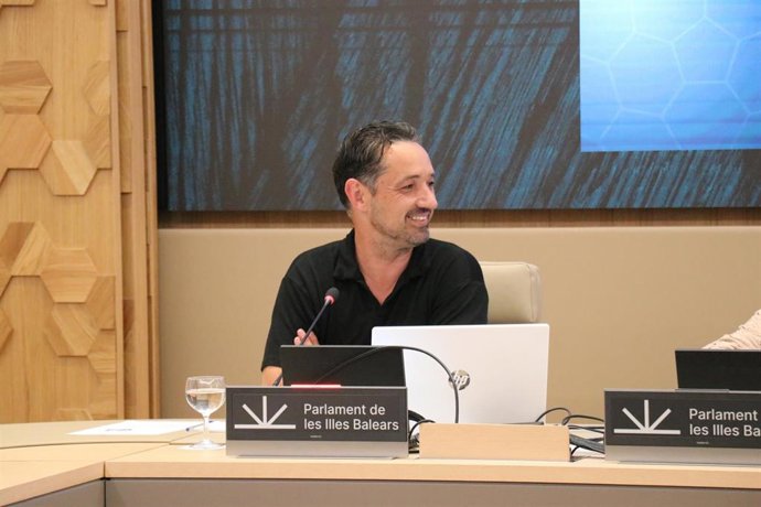 El policía tutor Silvestre del Río durante su intervención en el Parlament.