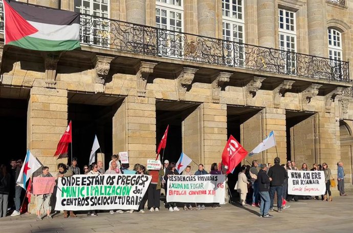 Concentración de trabajadores de Ryanair, centros socioculturales y SAF a las puertas del Ayuntamiento de Santiago, a 25 de septiembre de 2025.