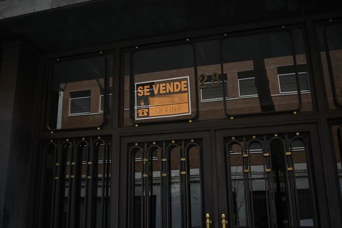 Archivo - Anuncio de una oficina en venta en el barrio de Almagro