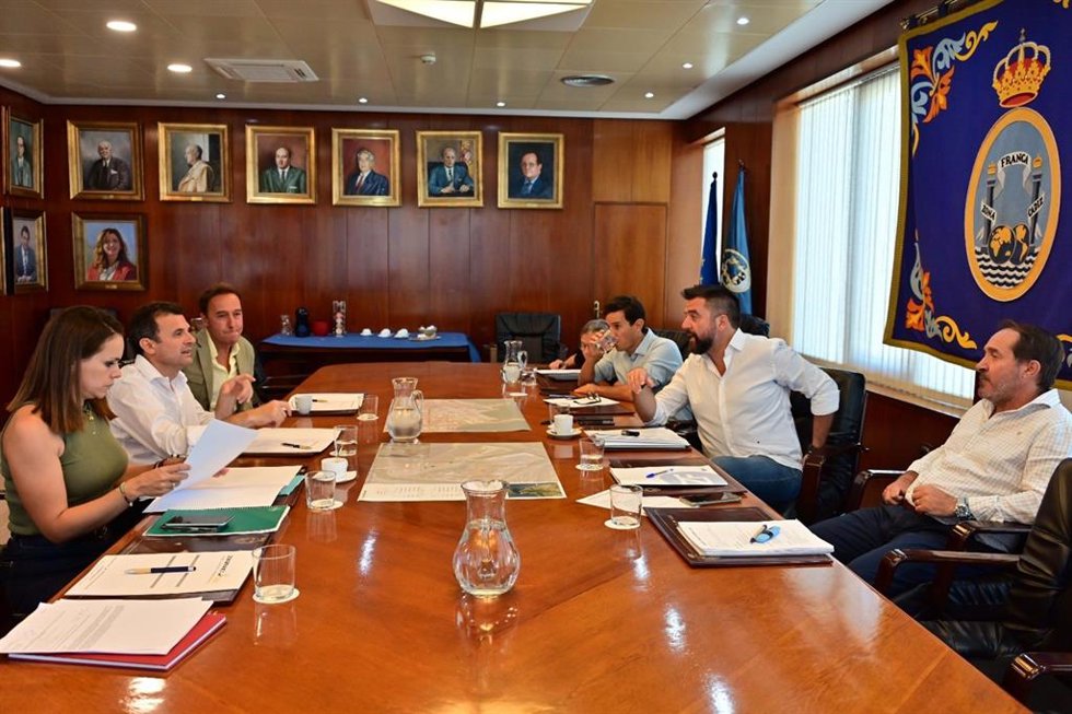Archivo - El delegado del Estado en la Zona Franca, Fran González, y el alcalde de Cádiz, Bruno García, en una reunión de trabajo