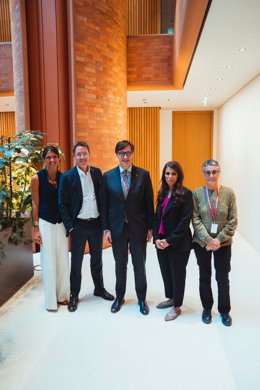 El presidente de la Generalitat, Salvador Illa, con la vicepresidenta de Apple Health, Sumbul Desai, y el jefe de Asuntos Gubernamentales para Europa de la tecnológica, Matt Browne, junto a la consellera de Salud, Olga Pané, en Londres (Reino Unido)