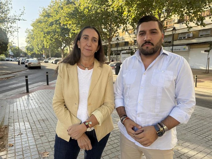 La portavoz de Vox en el Ayuntamiento de Córdoba, Paula Badanelli, con Miguel Castellano en el Campo de la Verdad.
