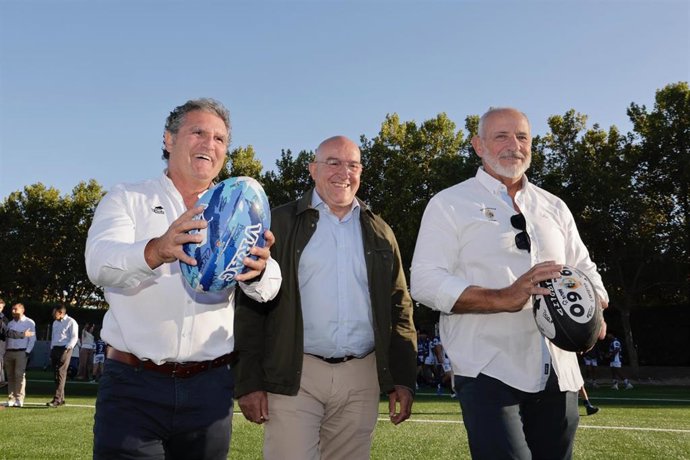 Hollister (i), Carnero y Julio Álvarez, durante la inauguración del campo.