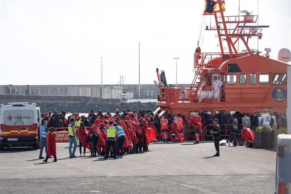 Archivo - Servicios de emergencia atienden a migrantes rescatados de un cayuco en Canarias