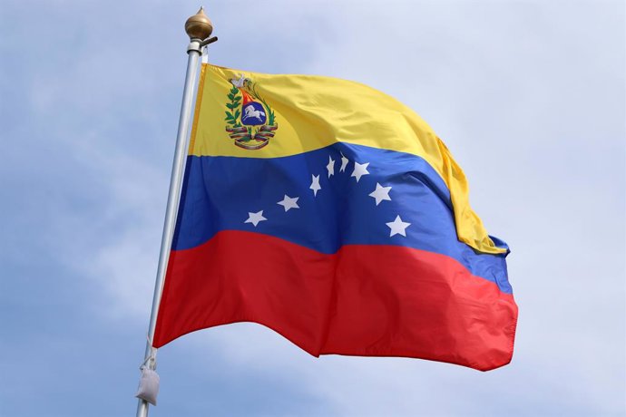 Archivo - 20 de junho de 2025, São Petersburgo, Rússia: A bandeira nacional da República do Equador tremulando ao vento em um mastro em São Petersburgo, Rússia.