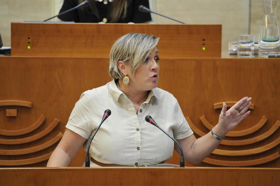 La diputada del Grupo Parlamentario Socialista en la Asamblea de Extremadura Soraya Vera interviene en el pleno