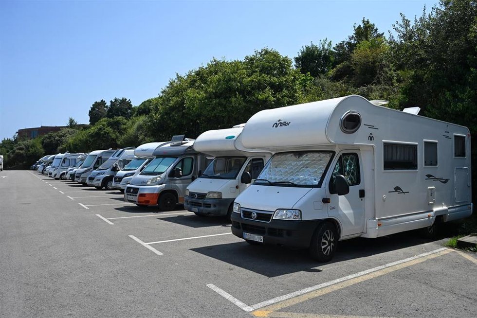 Archivo - Aparcamiento de autocaravanas en Santander