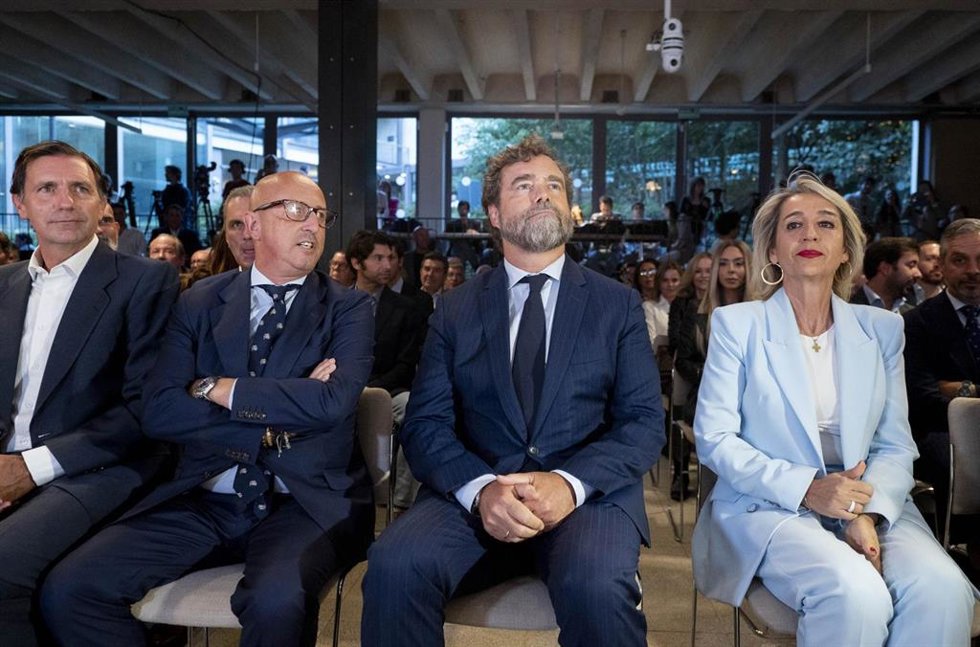El exportavoz de Vox, Iván Espinosa de los Monteros (2d), presenta Atenea, su nuevo think tank, a 25 de septiembre de 2025, en Madrid (España).a 25 de septiembre de 2025, en Madrid (España). Espinosa de los Monteros define Atenea como un espacio p