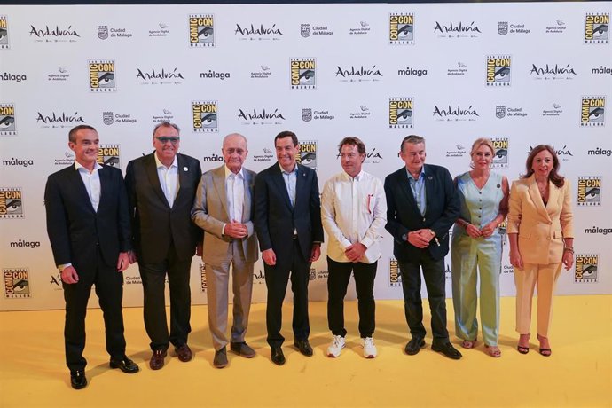 El presidente de la Junta, Juanma Moreno (c), a su llegada a la inauguración de la San Diego Comic-Con. A 25 de septiembre de 2025, en Málaga (Andalucía, España).  