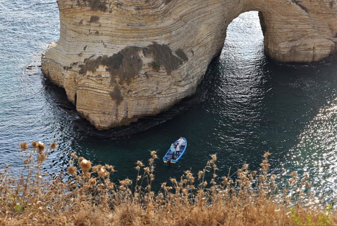 Archivo - BEIRUT, Aug. 24, 2023 -- Turistas visitam as Pigeon Rocks em Beirute, Líbano, em 23 de agosto de 2023.