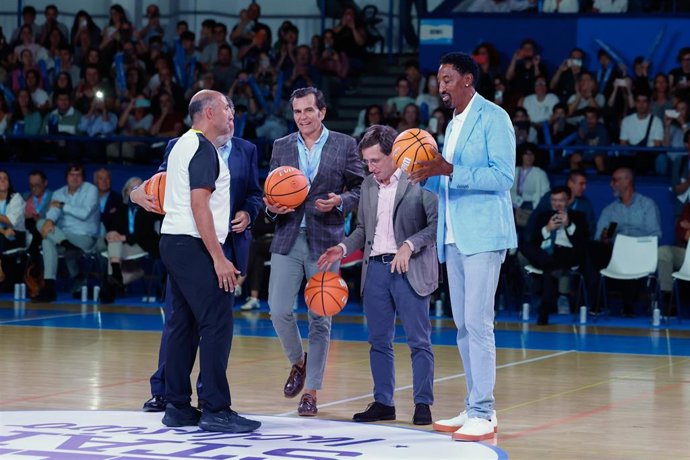 Scottie Pippen, José Luis Martínez-Almeida, Iñaki Peralta y José Manuel Rodríguez Uribes durante el primer All Star Inclusivo de baloncesto