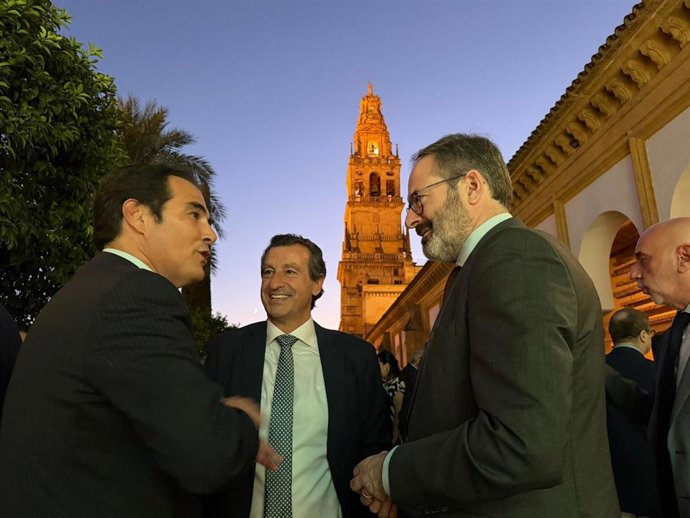 El consejero de Justicia, Administración Local y Función Pública de la Junta de Andalucía, José Antonio Nieto, en Córdoba con los VIII Premios Felipe González de Canales.