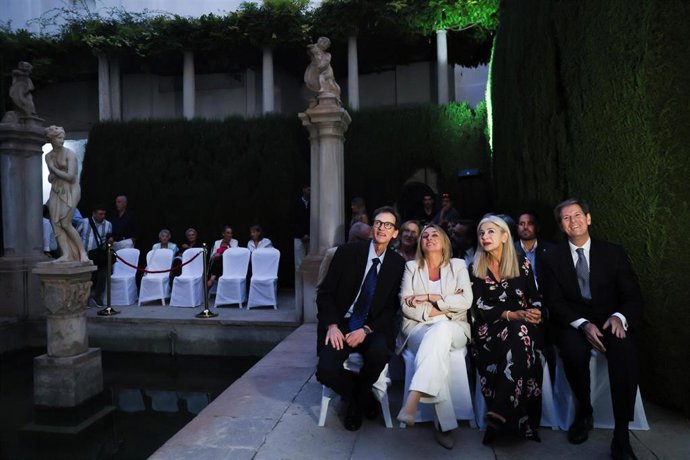 La consejera de Cultura y Deporte, Patricia del Pozo, en el acto de entrega de la medalla a título póstumo a Miguel Rodríguez-Acosta.