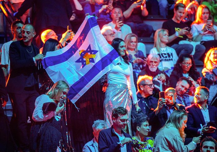 Archivo - 15 May 2025, Switzerland, Basel: Music fans of the contestant from Israel stand with the Israeli flag ahead of the second semi-final of the 69th Eurovision Song Contest at St. Jakobshalle. Photo: Jens Büttner/dpa