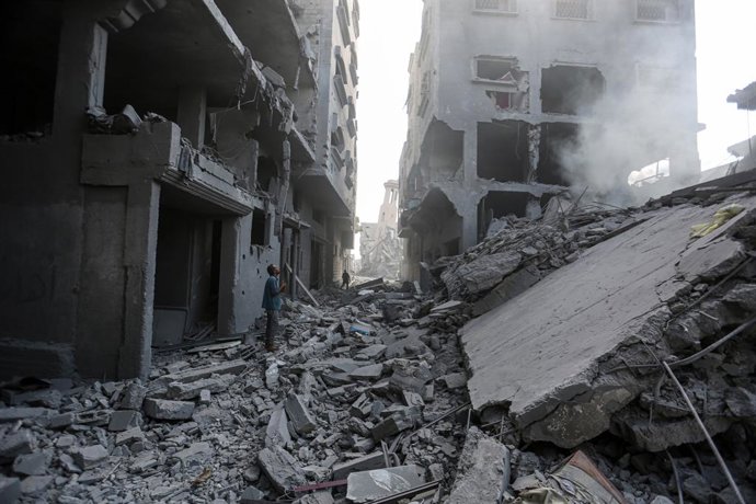 25 de setembro de 2025, Cidade de Gaza, Faixa de Gaza, Território Palestino: Palestinos inspecionam a destruição depois que um ataque aéreo atingiu uma casa pertencente à família Abu Toha no campo de refugiados de Shati, a oeste da Cidade de Gaza, em 25 d