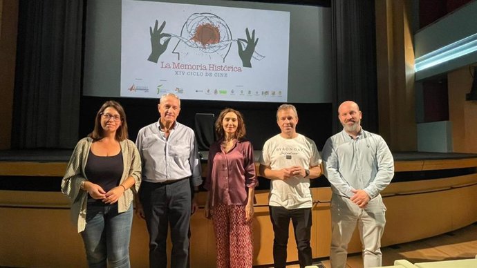 El alcalde de Jaén, Julio Millán, junto a la diputada de Cultura, África Colomo, y el presidente de la Asociación para la Recuperación de la Memoria Democrática, Miguel Ángel Valdivia, en la presentación de '7 Días en Mayo' de Rosana Pastor.