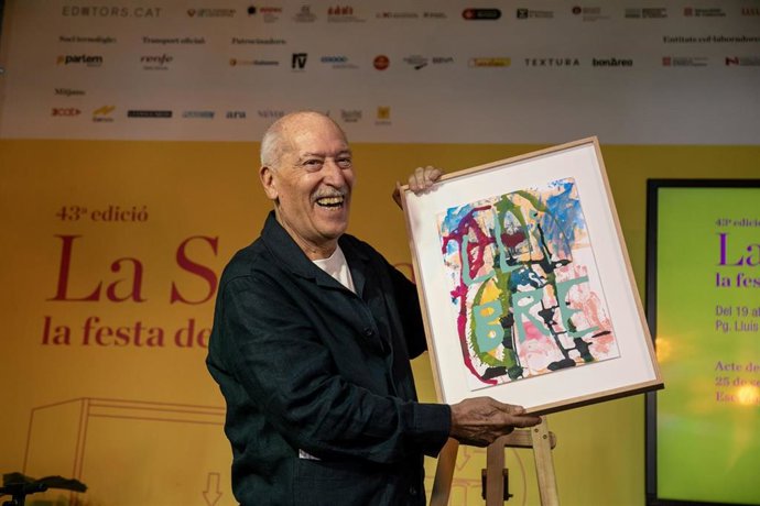 El escritor Andreu Martín recibe el 29 Premi Trajectòria de La Setmana del Llibre en Català