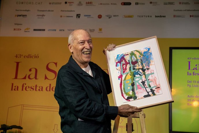 L'escriptor Andreu Martín rep el 29 Premi Trajectòria de la Setmana del Llibre en Català