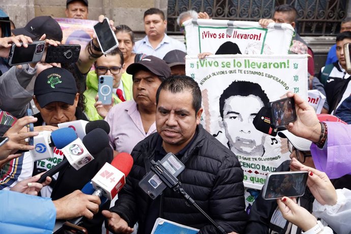 04 de setembro de 2025, México, Cidade do México: Isidoro Vicario Aguilar, advogado dos parentes do estudante desaparecido do Isidro Burgos Rural Teachers' College em Ayotzinapa, é entrevistado após uma reunião com a presidente mexicana, Claudia Sheinbaum