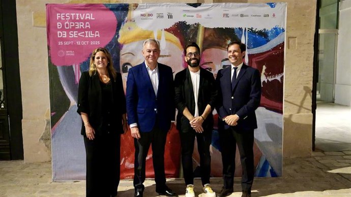 El alcalde de Sevilla, José Luis Sanz, en la inauguración del I Festival de Ópera de Sevilla con el estreno de 'Les Enfants Terribles'.