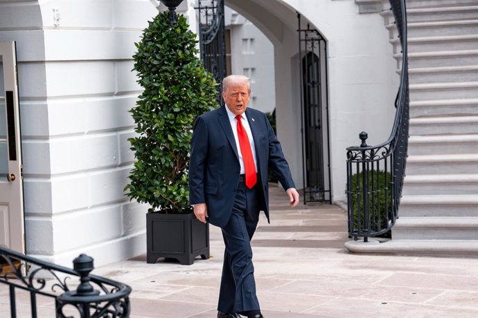 07 de setembro de 2025, EUA, Washington: O presidente dos EUA, Donald Trump, sai da Casa Branca para uma rápida viagem a Nova York para assistir às finais do torneio de tênis US Open. Foto: Andrew Leyden/ZUMA Press Wire/dpa