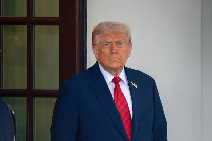 25 de setembro de 2025, Washington, Distrito de Columbia, EUA: O Presidente DONALD TRUMP sai da Ala Oeste para cumprimentar o Presidente da Turquia RECEP TAYYIP ERDOÄAN na Casa Branca.