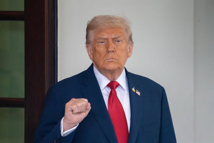 September 25, 2025, Washington, District Of Columbia, USA: President DONALD TRUMP pumps his fists outside the West Wing as he waits to greet President of Turkey RECEP TAYYIP ERDOÄAN at the White House.