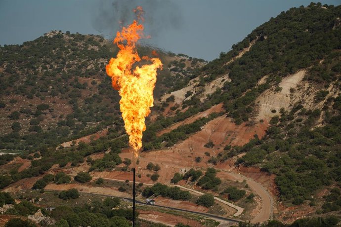 Archivo - April 4, 2025, Shekhan District, Dohuk, Iraq: This picture shows a chimney at an oil field in the Shekhan district near the Kurdish city of Dohuk in the Kurdistan Region of Iraq. Several oil fields in the Kurdistan Region were targeted by explos