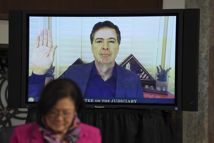 Archivo - 30 de setembro de 2020, Washington, Distrito de Columbia, EUA: James Comey, ex-diretor do Federal Bureau of Investigation (FBI), presta juramento por videoconferência durante uma audiência do Comitê Judiciário do Senado em Washington, D.C., EUA,
