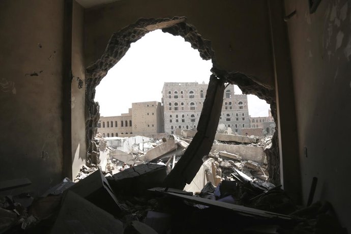 SANAA, 14 de setembro de 2025 -- Pessoas inspecionam prédios danificados por ataques aéreos israelenses em Sanaa, Iêmen, em 13 de setembro de 2025. O número de mortos em decorrência dos ataques aéreos israelenses na capital do Iêmen, Sanaa, controlada pel