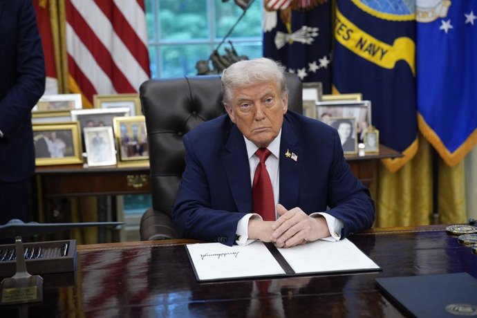 September 25, 2025, Washington, District Of Columbia, USA: United States President Donald J Trump makes a statement as he signs Executive Orders in the Oval Office of the White House in Washington, DC, USA, on 25 September, 2025