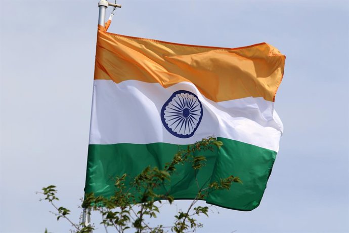 Archivo - 20 de junho de 2025, São Petersburgo, Rússia: A bandeira nacional da Índia tremula ao vento em um mastro.