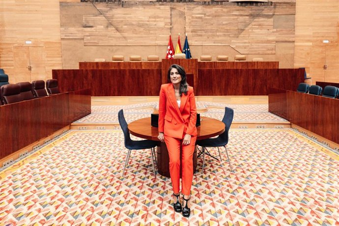 La portavoz de Más Madrid en la Asamblea, Manuela Bergerot, posa para Europa Press en la Asamblea de Madrid.