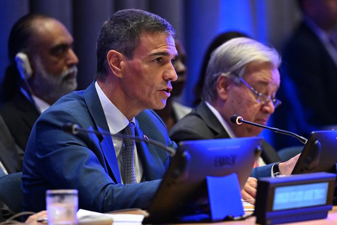 O Presidente do Governo, Pedro Sánchez, e o Secretário Geral das Nações Unidas, António Guterres, durante o lançamento do "Diálogo Global sobre a Governança da Inteligência Artificial", organizado como parte da Semana de Alto Nível das Nações Unidas.