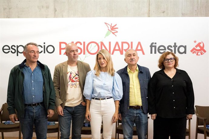 Archivo - La vicepresidenta segunda y ministra de Trabajo, Yolanda Díaz (c), el secretario general de CCOO, Unai Sordo (2i), el secretario general de UGT, Pepe Álvarez (2d), el secretario general del PCE, Enrique Santiago (1i) y la diputada de Izquierda U