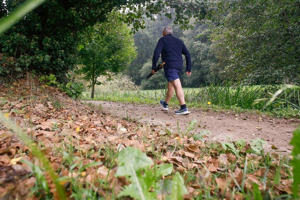Archivo - Un hombre camina por un parque, a 21 de septiembre de 2024, en Lugo, Galicia (España). 