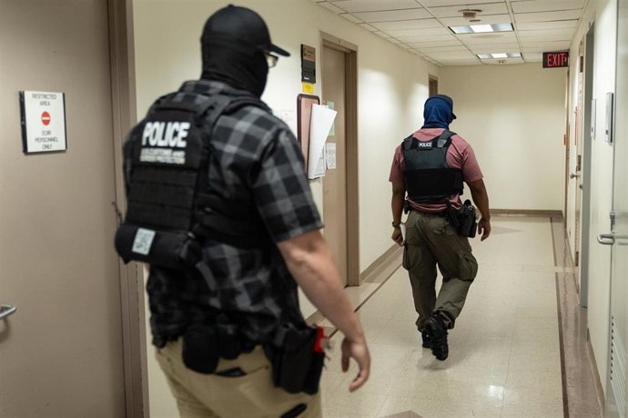 Archivo - Agentes del Servicio de Control de Inmigración y Aduanas (ICE) en un edificio en Nueva York, Estados Unidos (archivo)