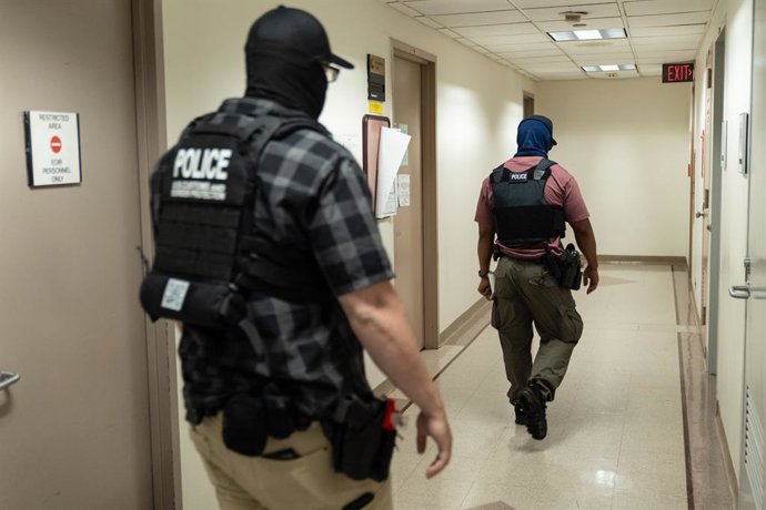 Archivo - Arquivo - 1º de agosto de 2025, Nova York, Nova York, Estados Unidos: Agentes do U.S. Immigration and Customs Enforcement (ICE) vistos trabalhando no tribunal de imigração no Jacob Javits Federal Building em Nova York, NY, em 1º de agosto de 202