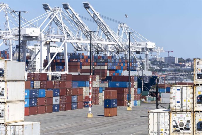 Archivo - August 11, 2025, Seattle, Washington, USA: Shipping containers stand stacked in the Port of Seattle in Seattle, Washington, USA, on Mon., Aug. 11, 2025. Tariffs on Chinese goods were set to raise to 145% at midnight tonight, but US President Don