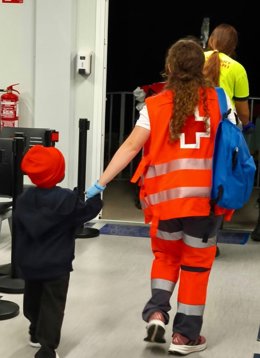 Archivo - Localizan en la costa de Alicante una patera con 16 personas, entre ellas cinco menores, y nueve son hospitalizadas