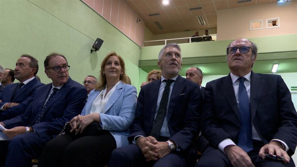 Marlaska expresa su compromiso con reconocer como agentes de la autoridad a los