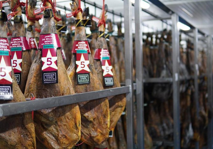 Brad Pitt y Georgina, los favoritos de los españoles para compartir un plato de jamón